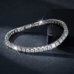 Tennis bracelet in sterling silver with pavé white zirconia.